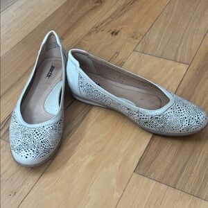 Earth  cream flats size 8.5.